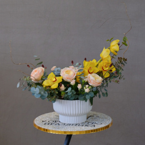 Орхидея Цимбидиум в интерьерной композиции в кашпо