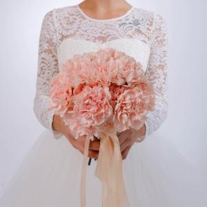 Кружевные персиковые диантусы в букете "Божественная красота"