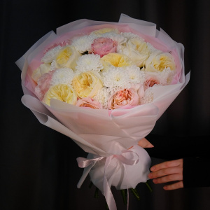 Пионовидные английские розы и хризантемы в букете "Моему ангелу"