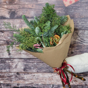 Нобилис и кипарис в зимнем букете «Хвойный презент»