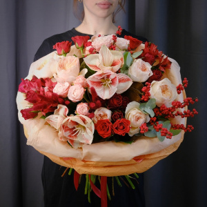 Амариллисы и пионовидные розы в большом букете "Испанский закат"