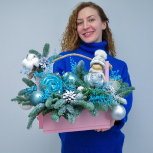 Новогодний букет из нобилиса в ящичке с сувениром