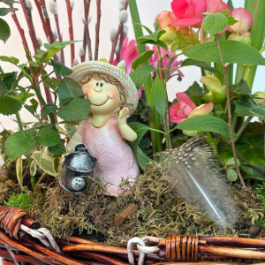 Бегония, цикламен, нарциссы, сувенир Девочка и веточки вербы в подарочной корзине на Пасху