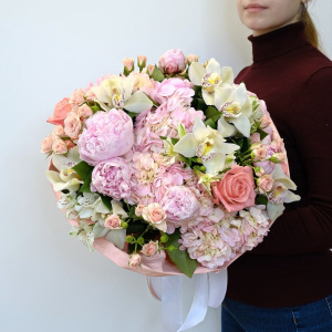 Пионы, орхидея и гортензия в большом пышном букете