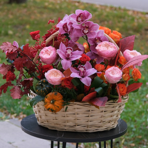 Орхидея цимбидиум, розы и тыковки в композиции "Осенний карнавал"