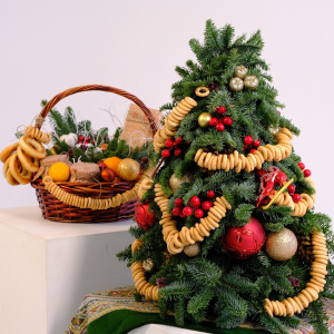 Сет новогодний: ёлка и сладкий подарок в корзине "Конфетки - бараночки"