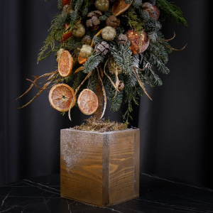 Ёлка ручной работы из нобилиса в оранжевых оттенках в деревянном ящичке