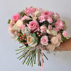 Пионовидные розы Охара и орхидеи в большом букете