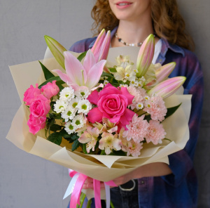 Лилия, розы и ромашки в ярком букете "Мадемуазель"