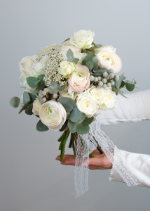 Букет невесты с ранункулюсами, розами и декоративной зеленью