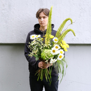Интерьерный букет с ромашками, колючками и эффектной зеленью