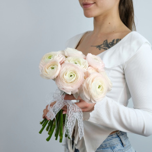Букет невесты с ранункулюсами и кружевной лентой