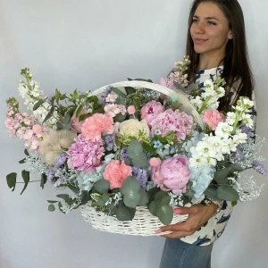 Корзина с ароматными пионами и маттиолой "Летний сад"