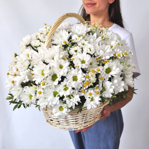 Хризантема и ромашки в корзине "Привет, ромашки"