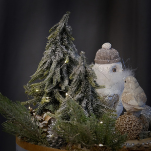 Новогодняя композиция с сувенирами в круглом ящике "Тёплая компания" (искусственная)