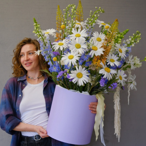 Ромашки и дельфиниум в большом букете в коробке "Моя бесконечность"