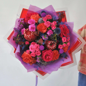 Протея (африканская роза) и розы в ярком букете "Луна моей жизни"