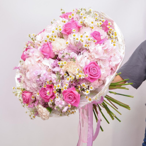 Гортензии, розы и ромашки в большом букете "Воздушные грёзы"
