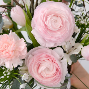 Ранункулюсы и тюльпаны в букете «Валентинка»