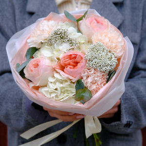 Пионовидные розы и гортензия в персиковом букете «Джульетта»