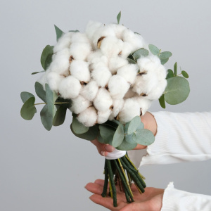 Букет невесты с хлопком и эвкалиптом