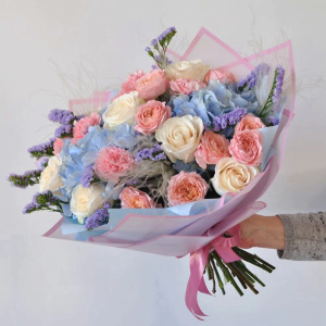Букет с голубой гортензией и пионовидной розой Джульетта "Ванильное небо"