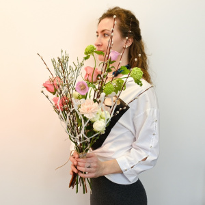 Пасхальный букет с вербой, розами и колокольчиками на каркасе ручной работы