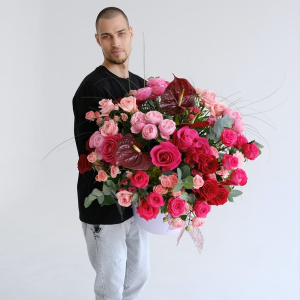 Антуриумы и розы в большом букете в коробке "Amour de Luxe"