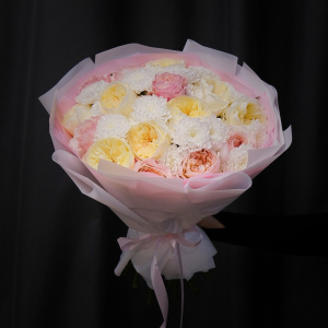 Пионовидные английские розы и хризантемы в букете "Моему ангелу"