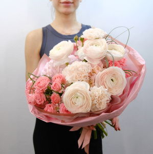 Ранункулюсы и розовые гортензии в букете "Дива"