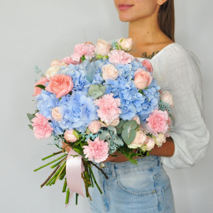 Букет с голубой гортензией и персиковыми розами "Ванильное небо"