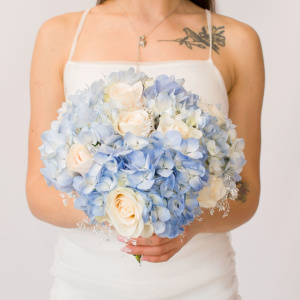 Букет невесты с голубой гортензией и розами "Сказочная Свадьба"