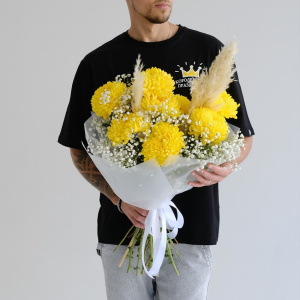 Жёлтые хризантемы и кортадерия в букете "Осенний привет"