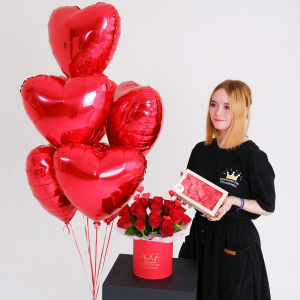 Сет: красные розы в коробочке + мармелад + шары "Сердце" (7 штучек)