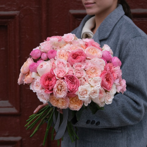 Пионовидные розы в букете "Цветочный микрокосмос"