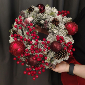 Уже собран! Венок новогодний в красных оттенках (искусственный)
