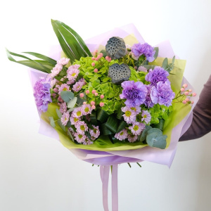 Зелёная гортензия, лотосы и гвоздики в летнем букете "Дзен"