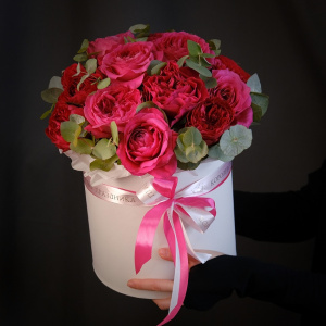 Дорогие пионовидные розы в коробке "Кармен"