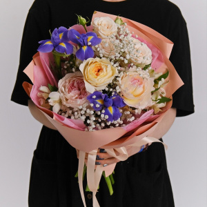 Ирисы и ароматные пионовидные розы в нежном букете