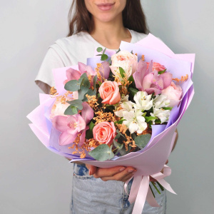 Пионовидные розы и орхидея в букете «Мармеладка»