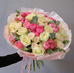Кустовые и одноголовые розы в нежном букете "Rose Mix"