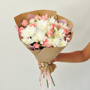 Хризантема и кустовые розы в букете "Персиковый поцелуй"