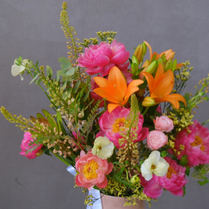 Букет в вазе. Коралловые пионы, лилия и сочная зелень в букете "Танцы с огнём"