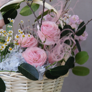 Букет на Пасху в корзине с Зайкой: верба, ранункулюсы, гортензии и ветки вишни
