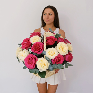 Крупные и ароматные розы, 25 штучек с эвкалиптом в корзине