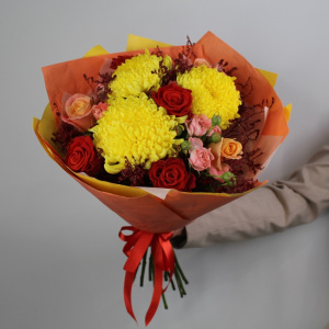 Жёлтые хризантемы и розы в ярком букете "Апельсиновый джем"