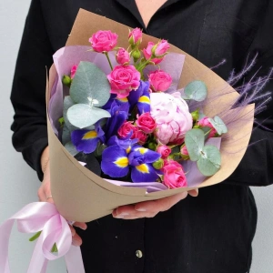 Букетик с пионом и кустовыми розами "Ярче звёзд"