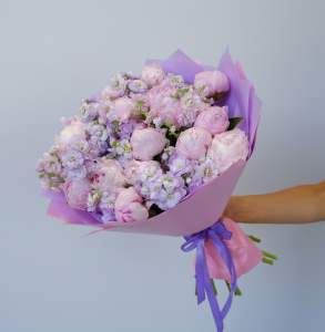 Розовые пионы и маттиола в букете "Ароматный Бум!"