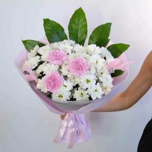 Хризантемы и диантусы в пышном букете "Зайка моя"