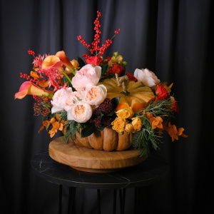 Цветы в тыкве! Тыква с каллами, пионовидными розами и ягодами илекса